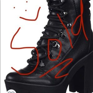 Jessica Simpson sexy combat boots!